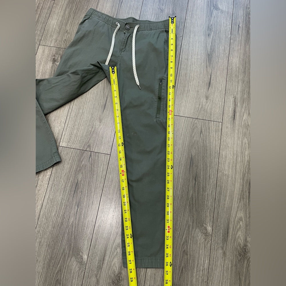 Vuori Green Joggers with Relaxed Fit and Ankle Cuffs - Picture 2 of 9